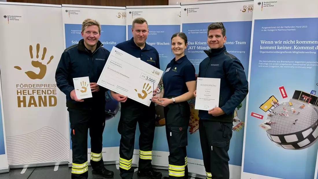FW Bremerhaven: Bundesinnenministerium zeichnet beim Förderpreis Helfende Hand Bremerhavener Katastrophenschutz aus - Bild: presseportal.de