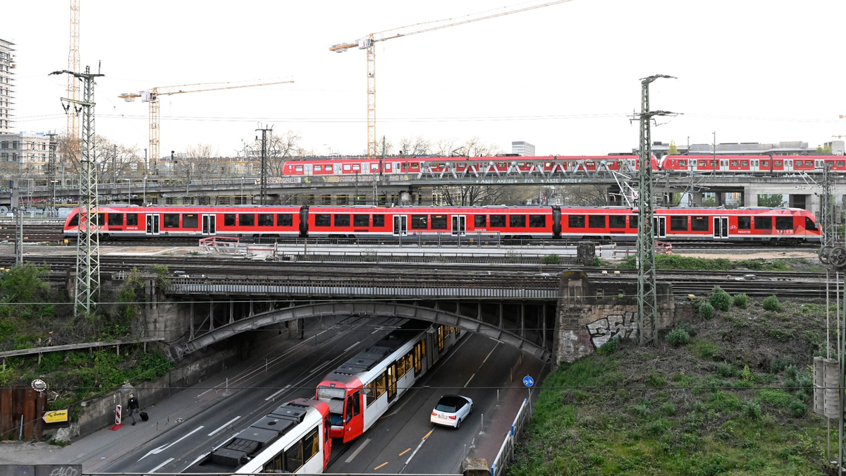 Eisenbahnbrücke am Deutzer Bahnhof in Köln. - Foto: Roberto Pfeil/dpa