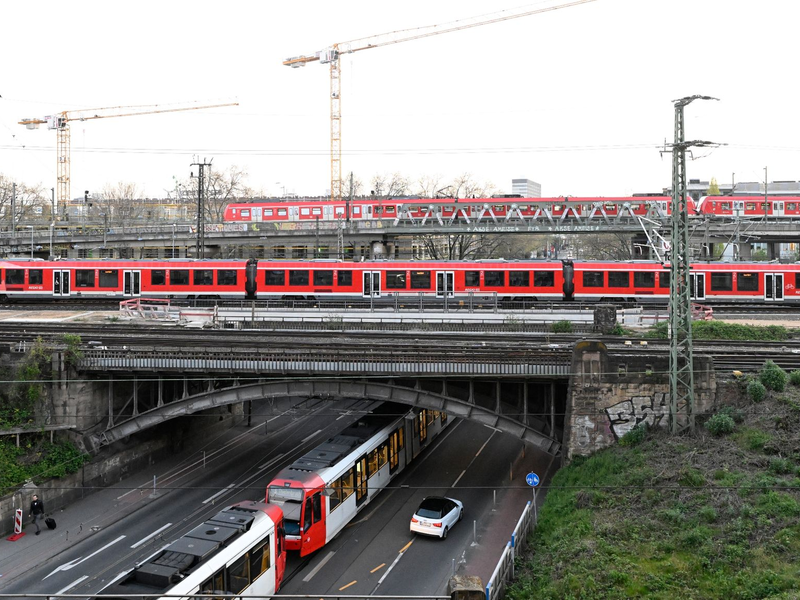 Eisenbahnbrücke am Deutzer Bahnhof in Köln. - Foto: Roberto Pfeil/dpa