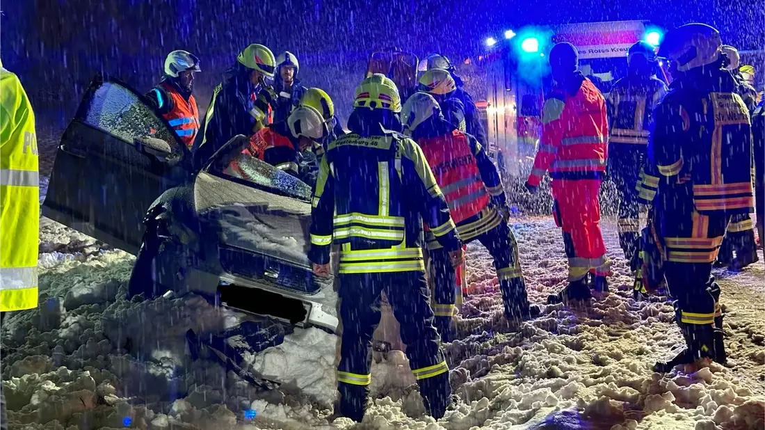 FW VG Westerburg: Gefahrguttransporter schiebt PKW von der Straße - Fahrerin wird in ihrem Fahrzeug eingeklemmt - Bild: presseportal.de