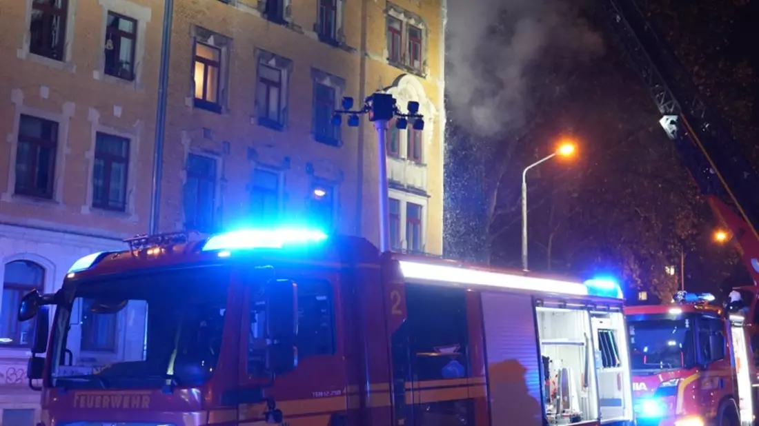 FW Dresden: Ausgedehnter Dachstuhlbrand an einem Mehrfamiliengebäude - Bild: presseportal.de