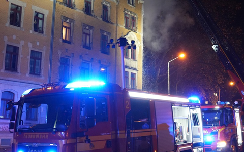 FW Dresden: Ausgedehnter Dachstuhlbrand an einem Mehrfamiliengebäude - Foto: presseportal.de