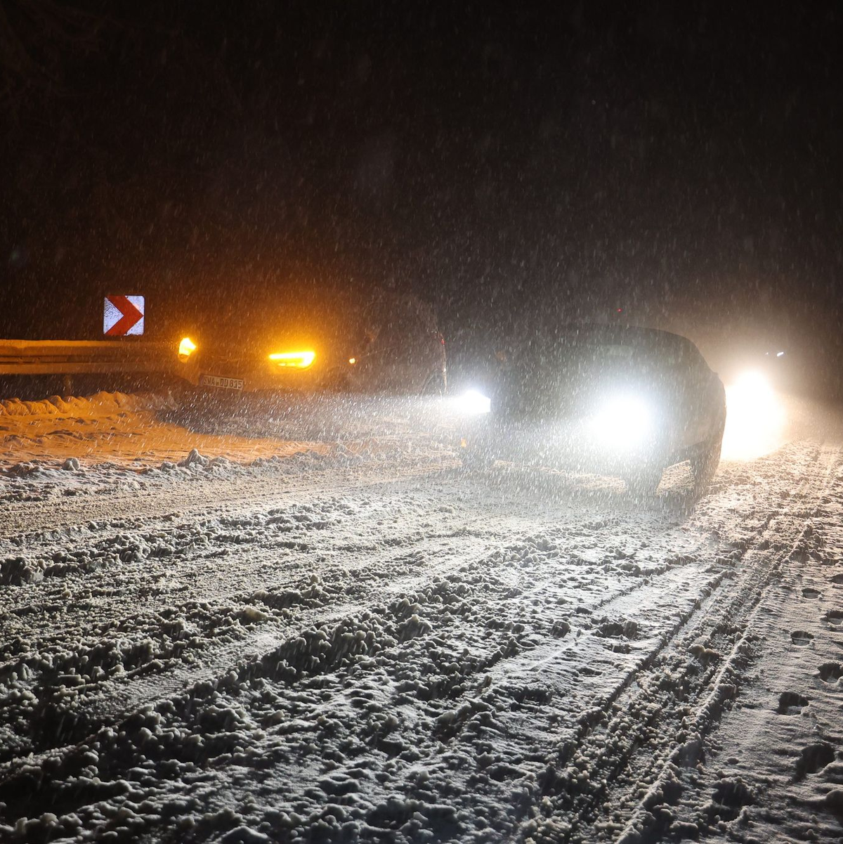 Autofahrer sind auf einer verschneiten Straße bei Niedernhausen unterwegs. - Foto: Jörg Halisch/dpa