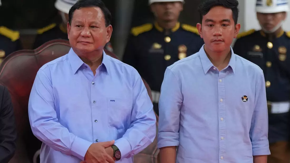 Präsidentschaftskandidat Prabowo Subianto (l) gilt laut Umfragen als Favorit bei den Wahlen in Indonesien. - Bild: Tatan Syuflana/AP/dpa