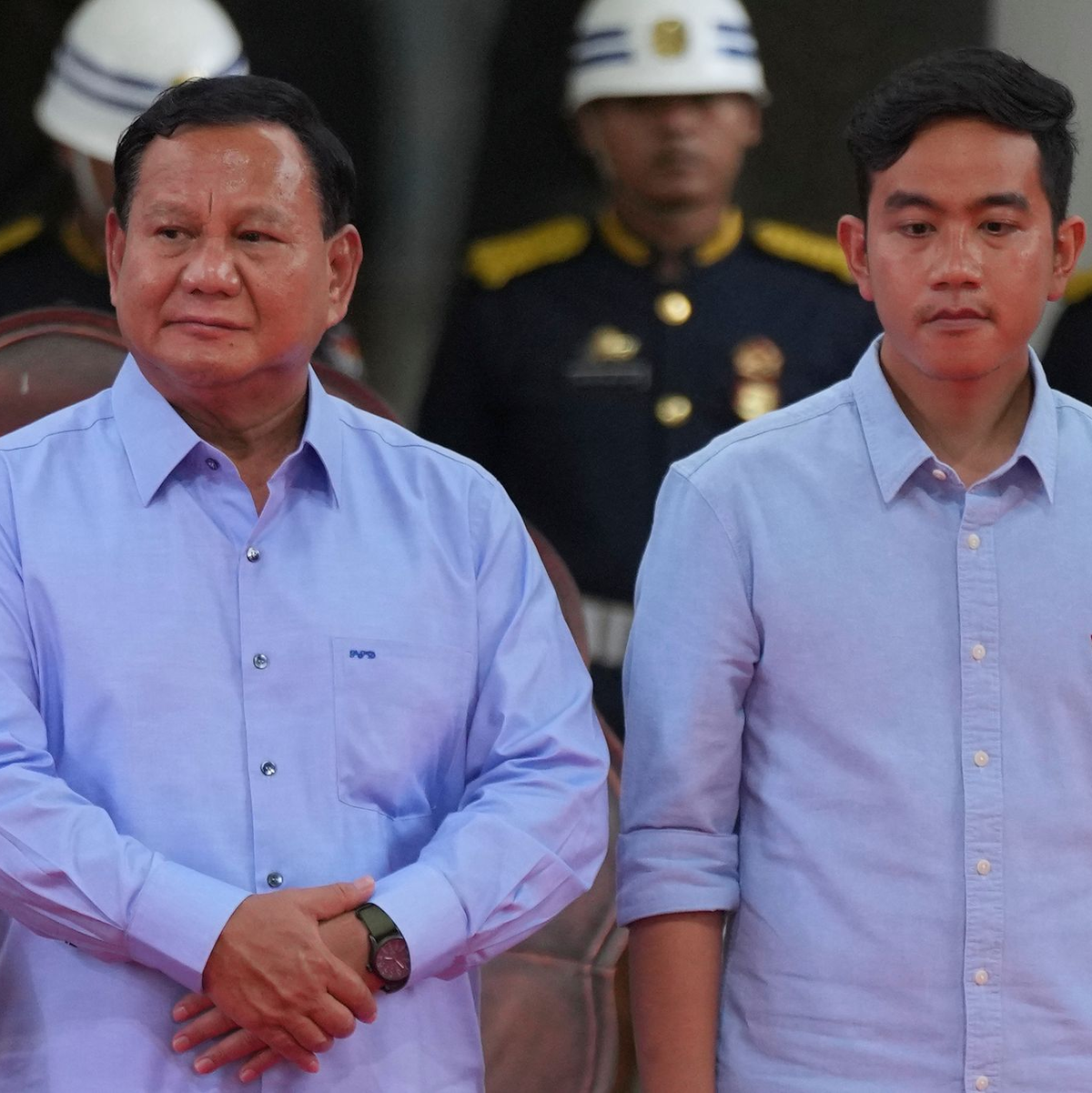 Prabowo Subianto wird von einem Polizisten zum Grab seines Vaters in Jakarta gefahren. - Foto: Tatan Syuflana/AP/dpa