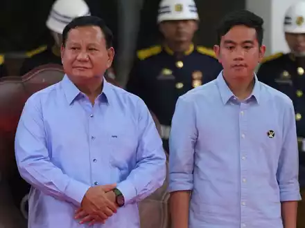 Prabowo Subianto wird von einem Polizisten zum Grab seines Vaters in Jakarta gefahren. - Foto: Tatan Syuflana/AP/dpa