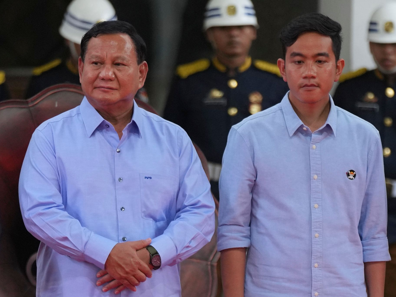 Präsidentschaftskandidat Prabowo Subianto (l) gilt laut Umfragen als Favorit bei den Wahlen in Indonesien. - Foto: Tatan Syuflana/AP/dpa
