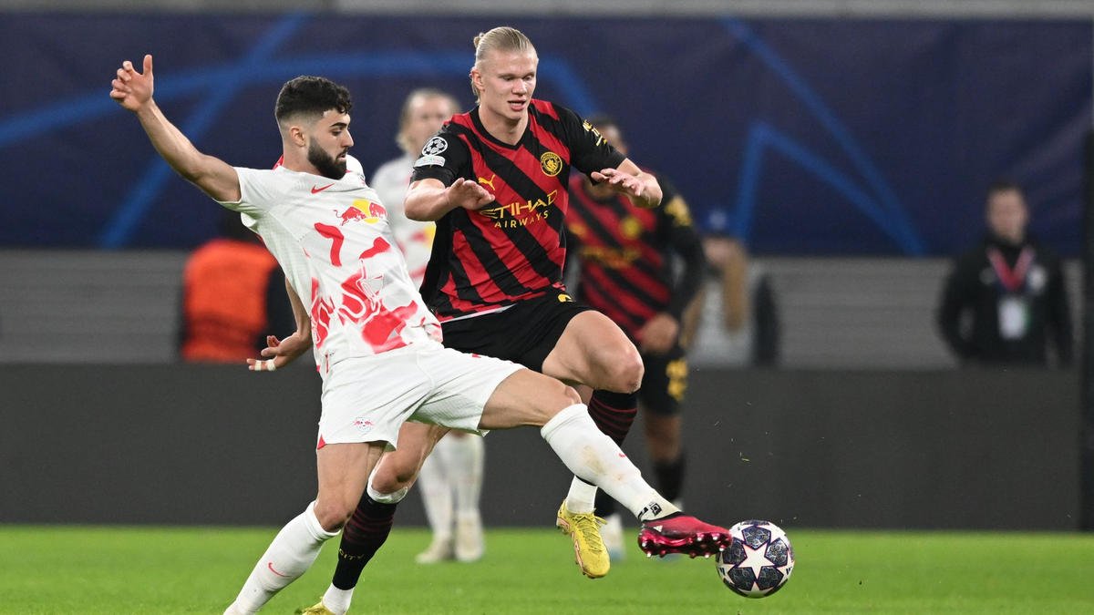 Die Einstellung von Erling Haaland (r) sehen die Leipziger Profis als vorbildhaft. - Foto: Hendrik Schmidt/dpa