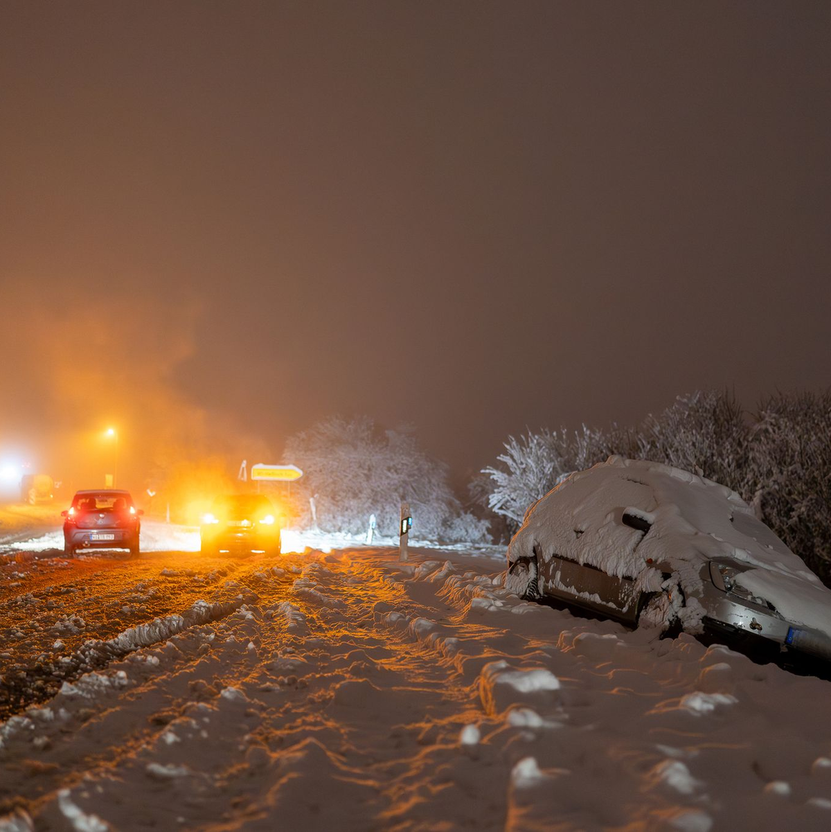 Nach starkem Schneefall liegt ein Auto in der Nähe von Wiesbaden im Graben. - Foto: 5VISION.NEWS/dpa