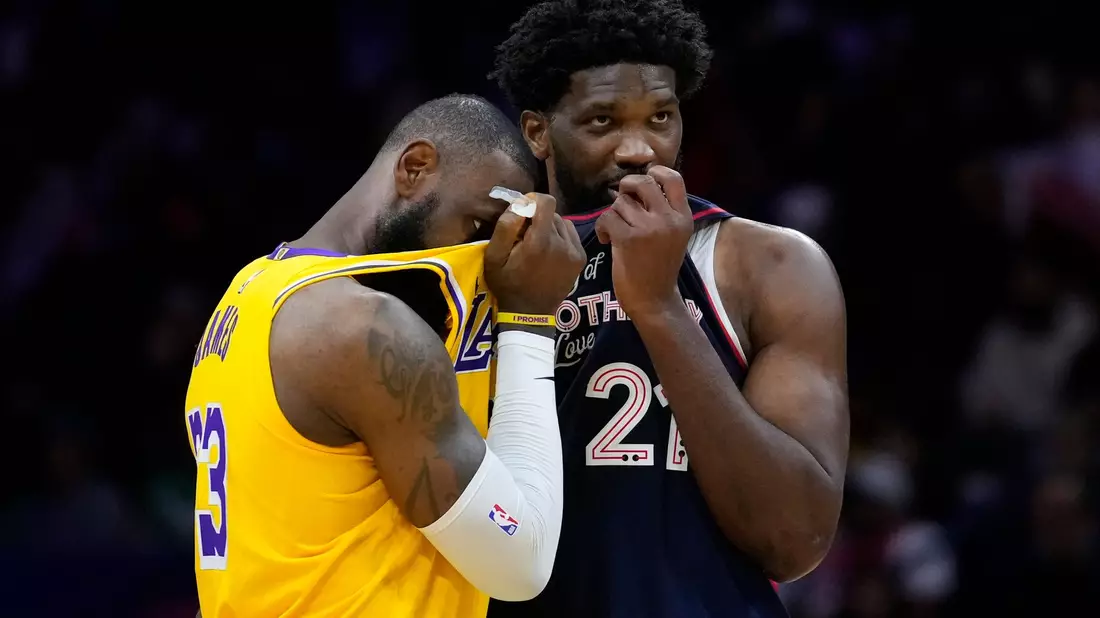 Lakers-Superstar LeBron James (l) kassierte gegen Joel Embiid und die Philadelphia 76ers eine heftige Niederlage. - Bild: Matt Slocum/AP/dpa