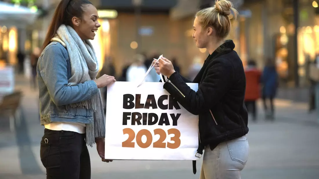 So lief der Black Friday 2023: Schnäppchenjäger kauften spät und wieder mehr offline in den Geschäften - Bild: presseportal.de