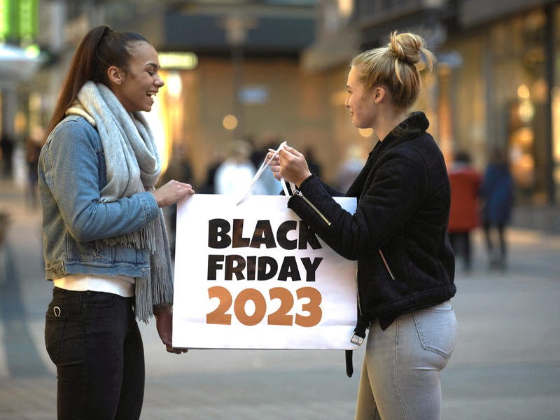 So lief der Black Friday 2023: Schnäppchenjäger kauften spät und wieder mehr offline in den Geschäften - Foto: presseportal.de