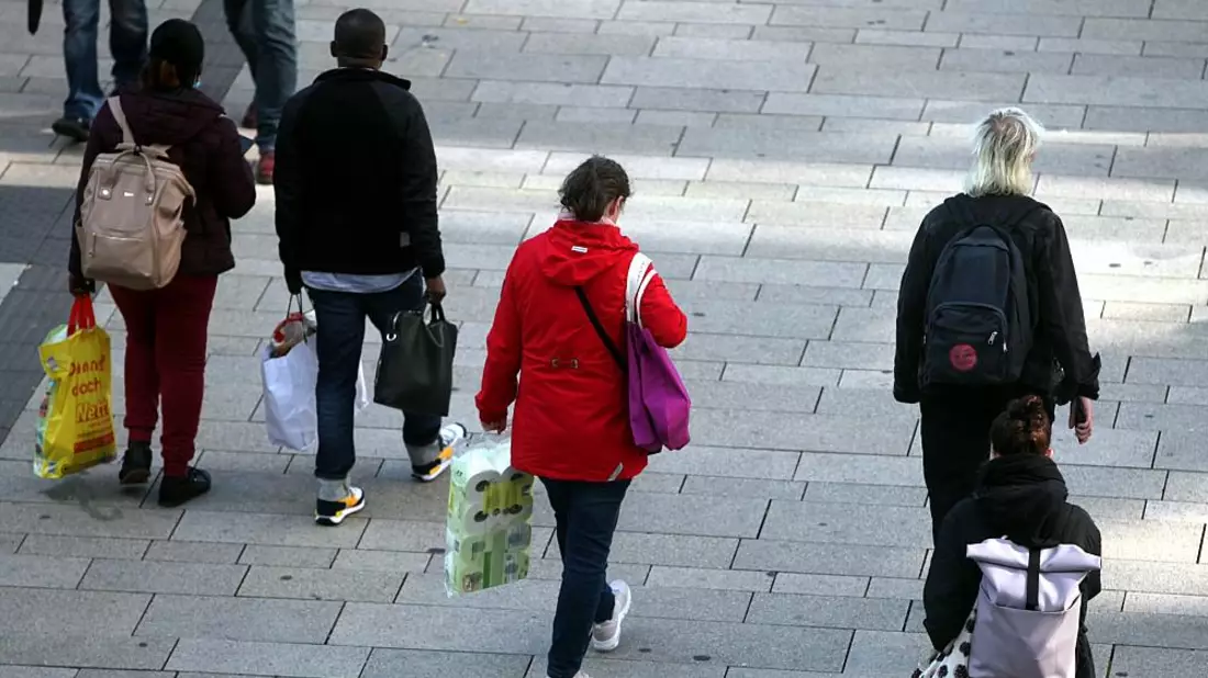Menschen in einer Fußgängerzone (Archiv) - Bild: über dts Nachrichtenagentur