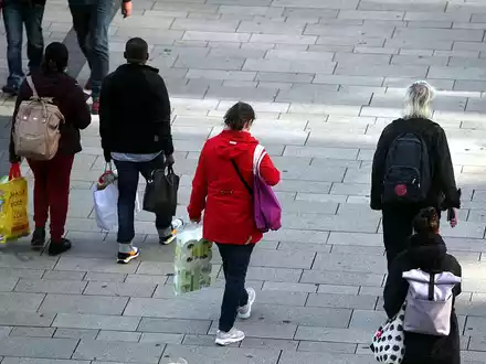 Menschen in einer Fußgängerzone (Archiv) - Foto: über dts Nachrichtenagentur