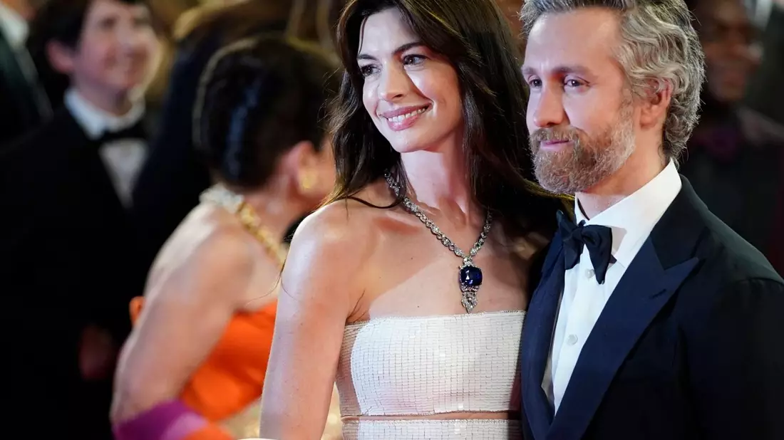 Anne Hathaway kann ihren Mann Adam Shulman nicht für jede Idee begeistern. - Bild: Daniel Cole/AP/dpa
