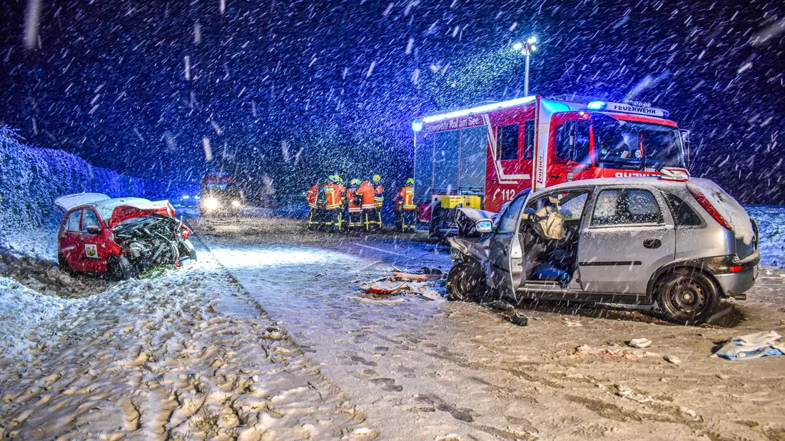 Bei einem Frontalzusammenstoß auf schneeglatter Straße ist ein 71 Jahre alter Mann im Landkreis Schwäbisch Hall ums Leben gekommen. - Bild: Fabian Koss/dpa