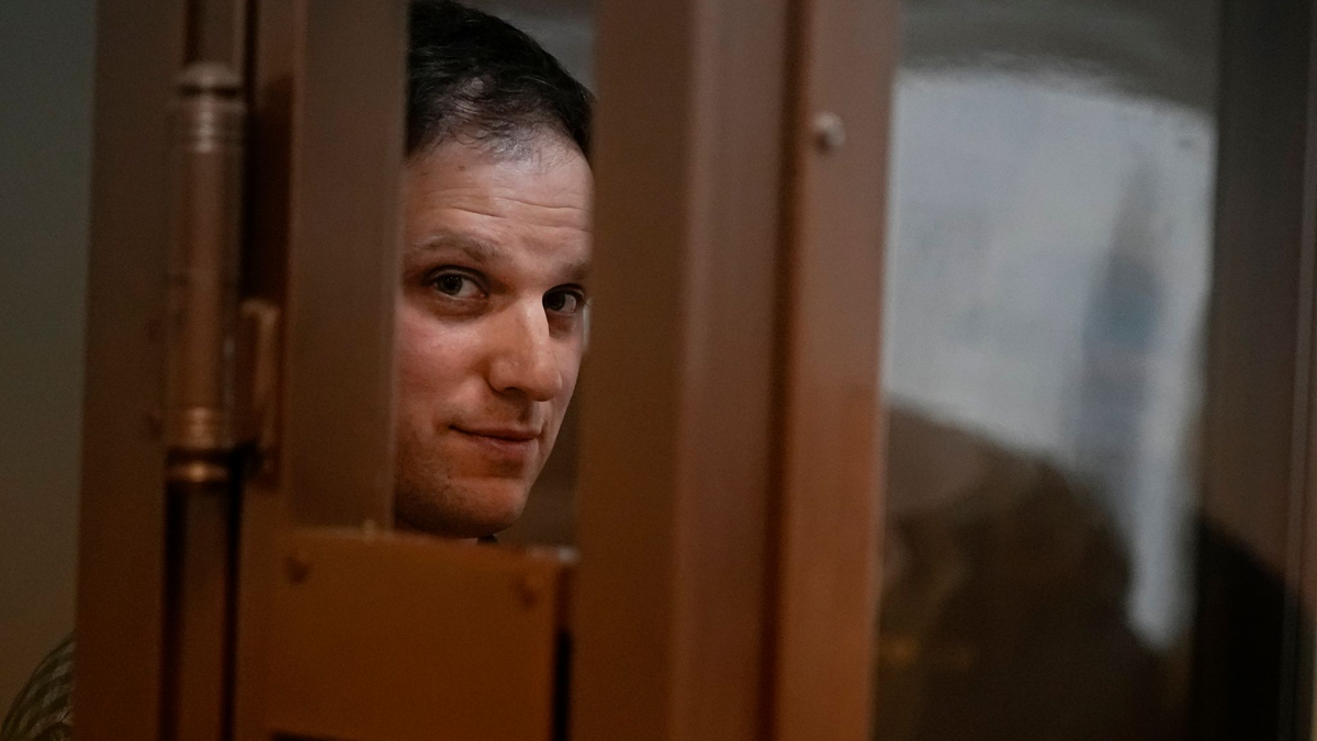 Evan Gershkovich wurde Ende März auf einer Reportagereise in Jekaterinburg festgenommen. - Foto: Alexander Zemlianichenko/AP/dpa