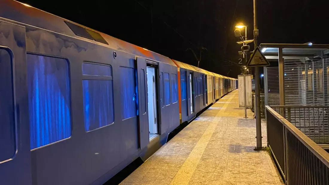 POL-STD: Gruppe von mindestens 20 Personen besprüht S-Bahn im Dollerner Bahnhof großflächig in blau, weiß und schwarz - Bild: presseportal.de