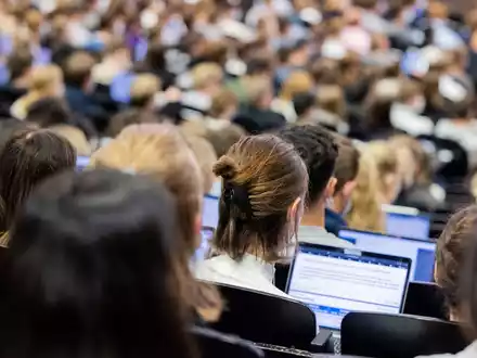 Das bundesweit einheitliche Semesterticket im Rahmen des Deutschlandtickets könne zum Sommersemester 2024 starten. - Foto: Rolf Vennenbernd/dpa