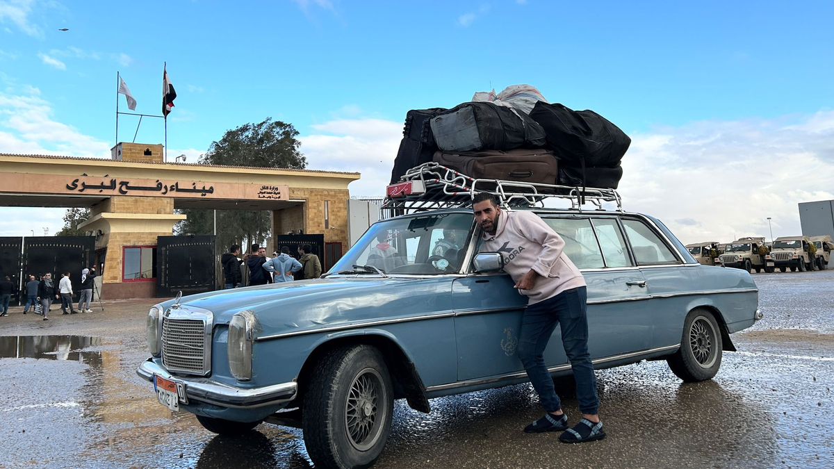 Ein Fahrer, der Palästinenser zur Rückkehr in den Gazastreifen zur Grenze bringt, steht auf der ägyptischen Seite am Grenzübergang Rafah. - Foto: Johannes Sadek/dpa