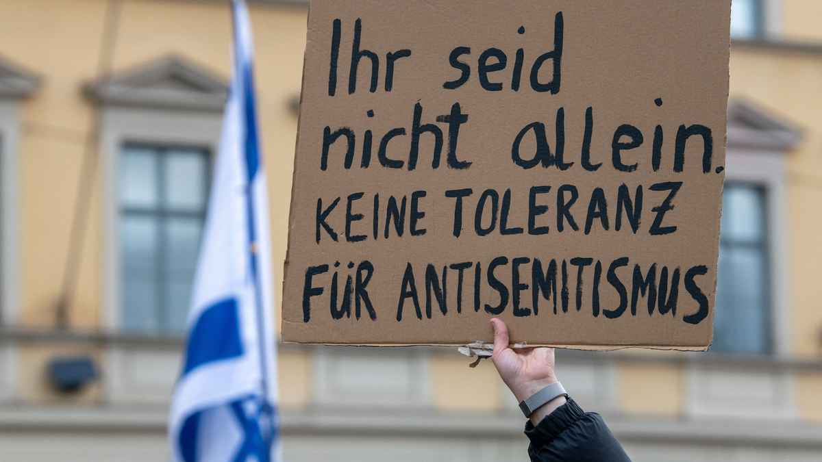 Kundgebung für Israel in München : «Ihr seid nicht allein. Keine Toleranz für Antisemitismus». - Foto: Stefan Puchner/dpa