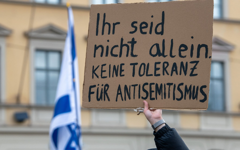 Kundgebung fĂŒr Israel in MĂŒnchen : «Ihr seid nicht allein. Keine Toleranz fĂŒr Antisemitismus». - Foto: Stefan Puchner/dpa Kundgebung fĂŒr Israel in MĂŒnchen : «Ihr seid nicht allein. Keine Toleranz fĂŒr Antisemitismus». - Foto: Stefan Puchner/dpa