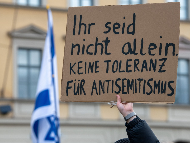 Kundgebung für Israel in München : «Ihr seid nicht allein. Keine Toleranz für Antisemitismus». - Foto: Stefan Puchner/dpa