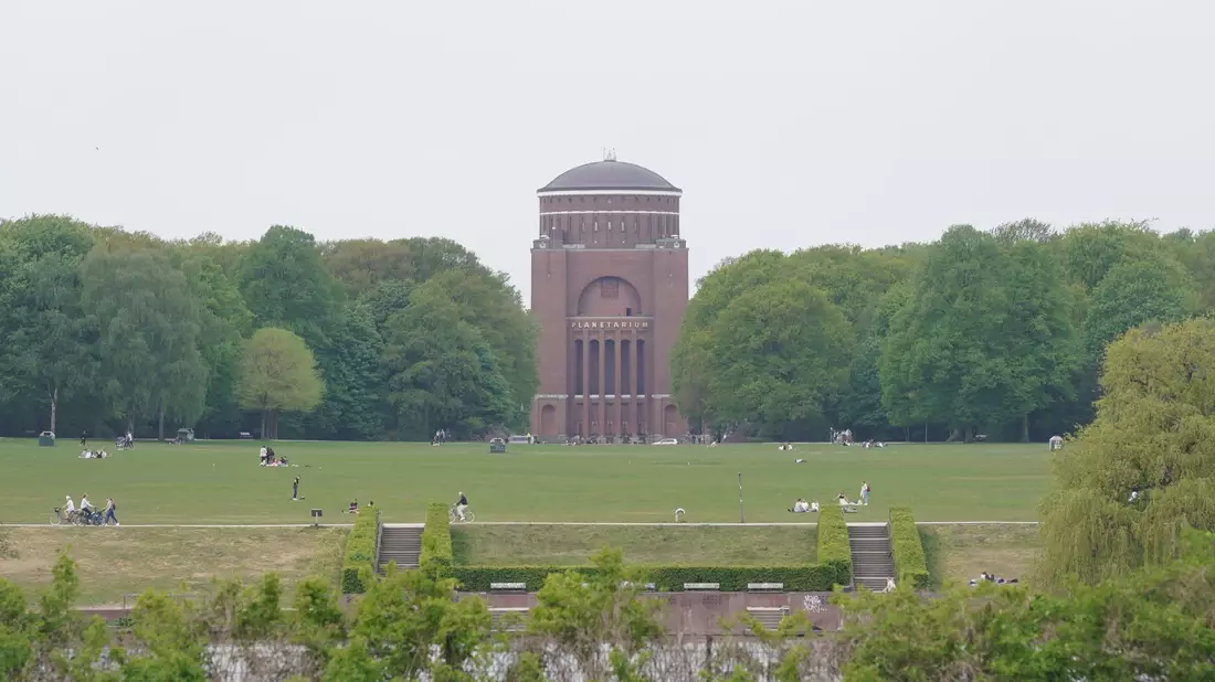 Blick auf die Festwiese im Stadtpark. Im Zusammenhang mit der gemeinschaftlichen Vergewaltigung einer 15-Jährigen müssen sich zehn Männer vor einer Jugendkammer am Landgericht Hamburg verantworten. - Bild: Marcus Brandt/dpa