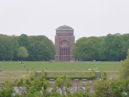 Blick auf die Festwiese im Stadtpark. Im Zusammenhang mit der gemeinschaftlichen Vergewaltigung einer 15-Jährigen müssen sich zehn Männer vor einer Jugendkammer am Landgericht Hamburg verantworten. - Foto: Marcus Brandt/dpa