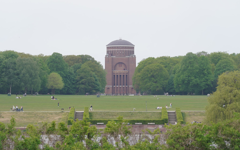 Blick auf die Festwiese im Stadtpark. Im Zusammenhang mit der gemeinschaftlichen Vergewaltigung einer 15-Jährigen müssen sich zehn Männer vor einer Jugendkammer am Landgericht Hamburg verantworten. - Foto: Marcus Brandt/dpa