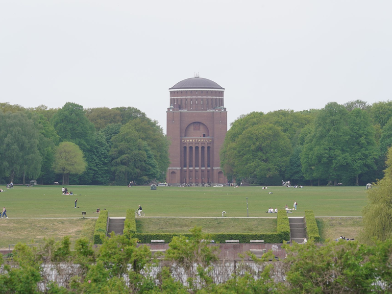 Blick auf die Festwiese im Stadtpark. Im Zusammenhang mit der gemeinschaftlichen Vergewaltigung einer 15-Jährigen müssen sich zehn Männer vor einer Jugendkammer am Landgericht Hamburg verantworten. - Foto: Marcus Brandt/dpa