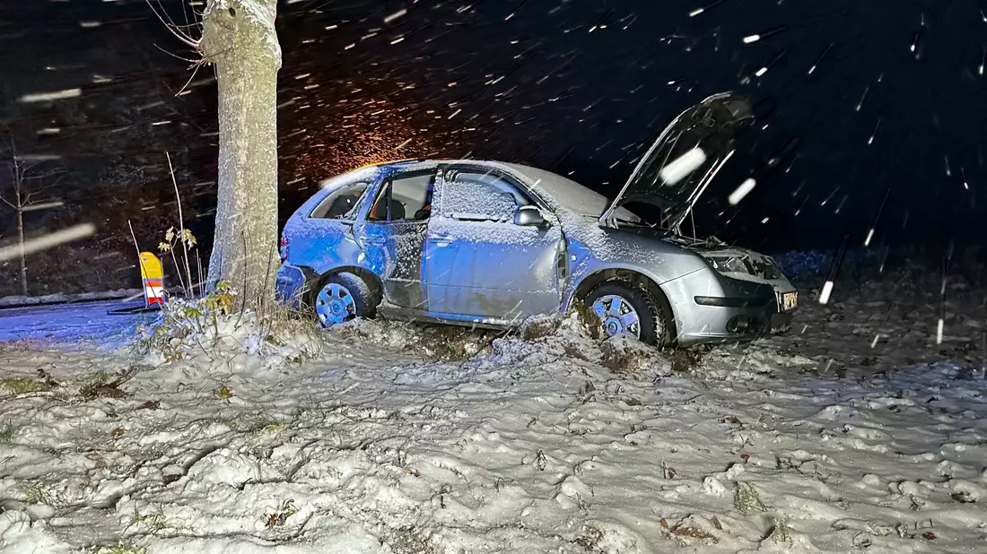 Ein Pkw ist bei starkem Schneefall von der Straße abgekommen und zwischen Deschka und Zentendorf im Landkreis Görlitz (Ostsachsen) gegen einen Baum geprallt. - Bild: Danilo Dittrich/dpa