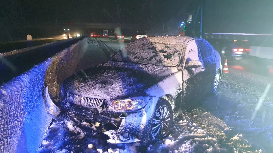 Das Wrack eines Pkw steht auf der Autobahn A7 im Landkreis Bad Kissingen. - Bild: Sebastian Gerr/Feuerwehr Bad Brückenau/dpa