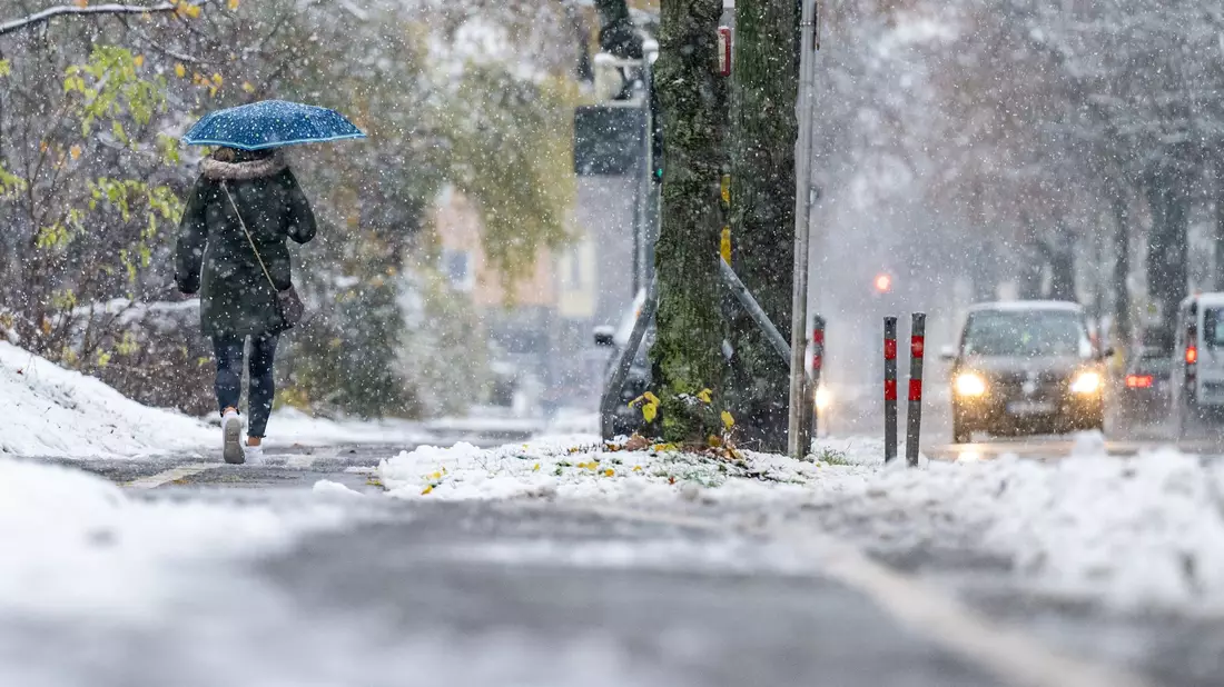 Schneefall in Niederbayern. Der Deutsche Wetterdienst erwartet weiter Neuschnee. - Bild: Armin Weigel/dpa
