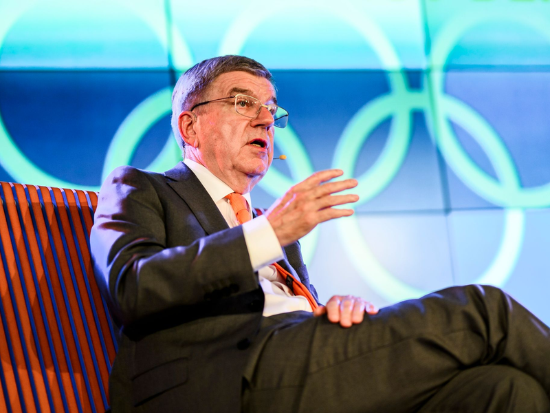 Thomas Bach und das IOC könnten bei der Sitzung in Paris eine Vorentscheidung über die Vergabe der Winterspiele 2030 und 2034 treffen. - Foto: Tom Weller/dpa