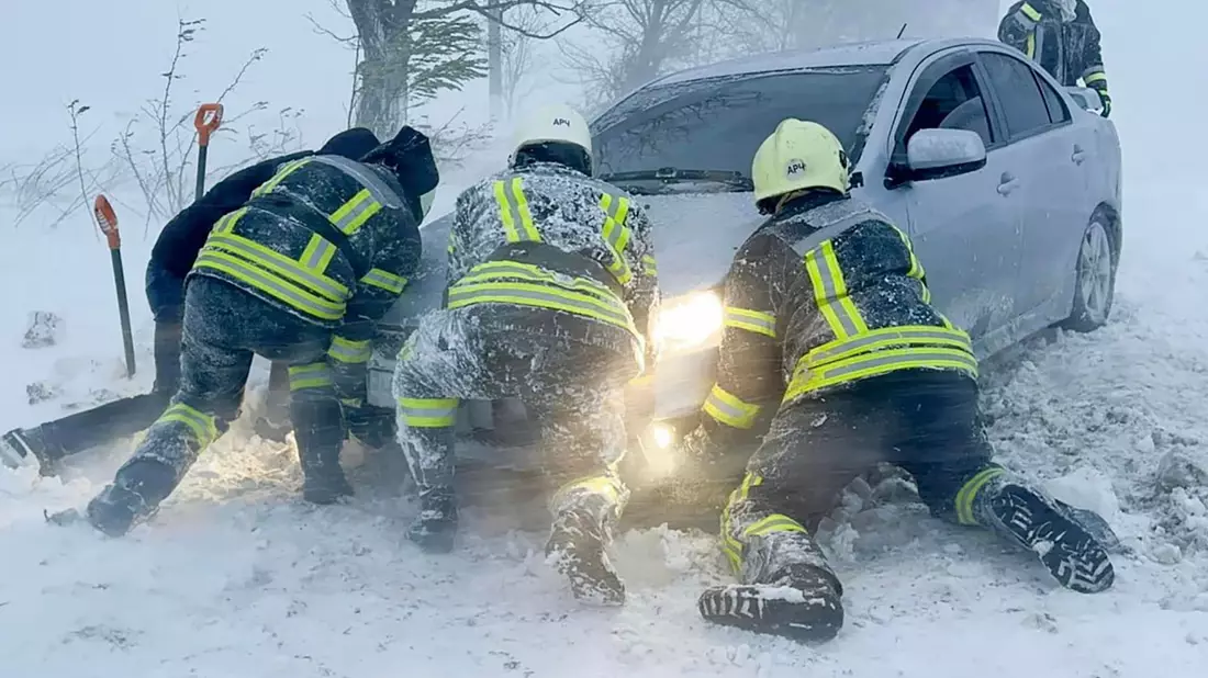 Ukrainische Rettungskräfte versuchen, ein im Schnee steckengebliebenes Auto auf der Autobahn in der Region Odessa zu bergen. - Bild: -/Rettungsdienst der Ukraine via AP/dpa