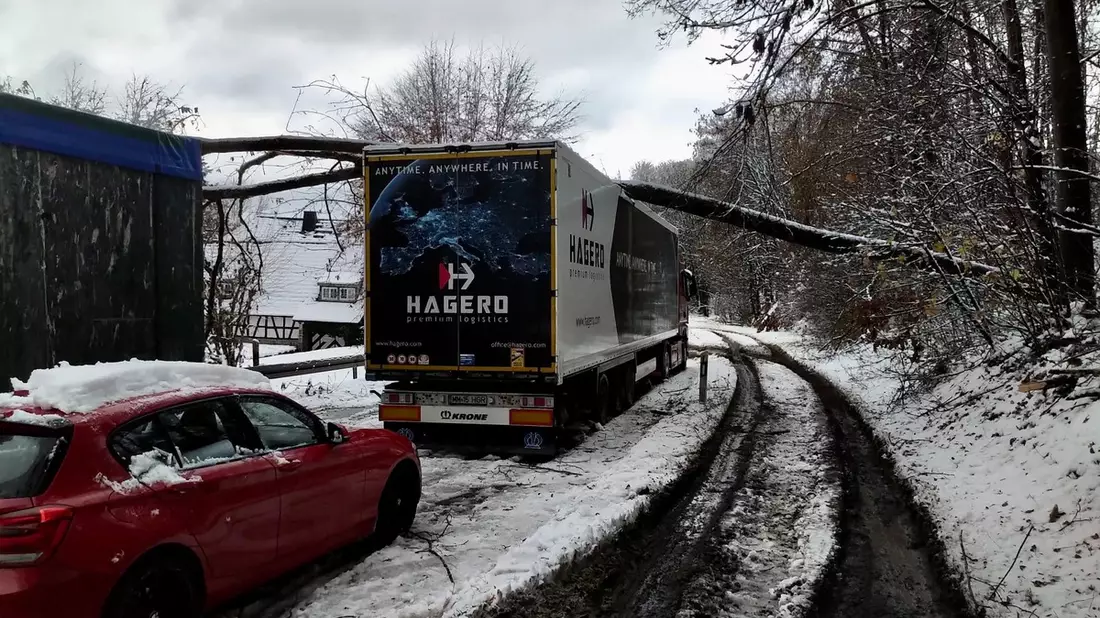 FW Rheingau-Taunus: Schneechaos im Rheingau-Taunus-Kreis: Lage weiterhin angespannt - Bild: presseportal.de