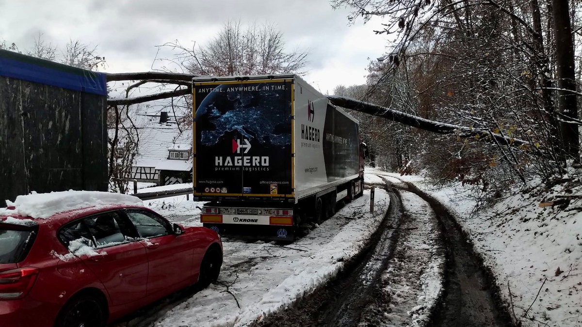 FW Rheingau-Taunus: Schneechaos im Rheingau-Taunus-Kreis: Lage weiterhin angespannt - Foto: presseportal.de