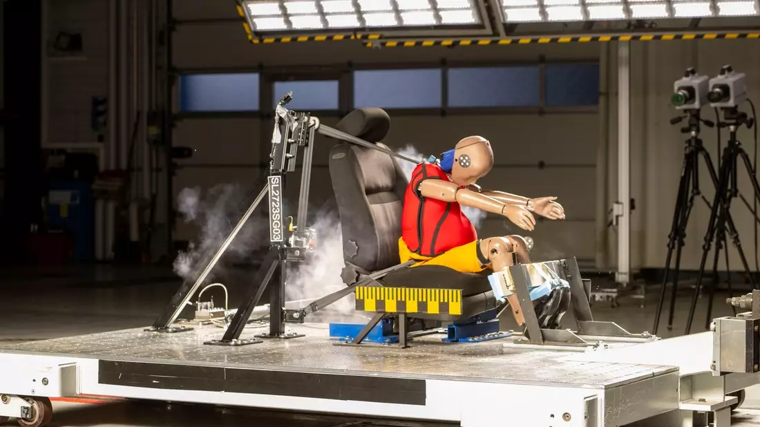 Falsche Sicherheit: Gurtadapter für Schwangere / Vier getestete Systeme versagen im Crashtest / Herkömmliches Anschnallen am sichersten - Bild: presseportal.de