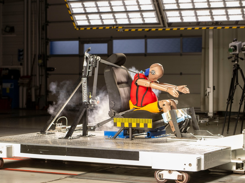 Falsche Sicherheit: Gurtadapter für Schwangere / Vier getestete Systeme versagen im Crashtest / Herkömmliches Anschnallen am sichersten - Foto: presseportal.de