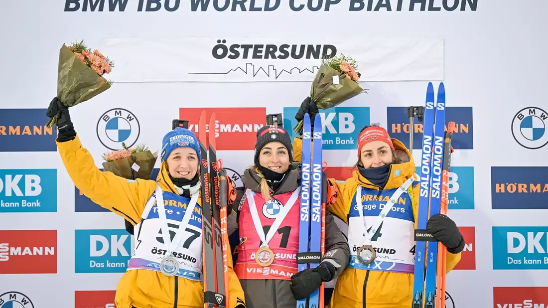 Zum Auftakt wurden Franziska Preuß (l) und Vanessa Voigt (r) hinter Siegerin Lisa Vittozzi Zweite und Dritte. - Bild: Anders Wiklund/TT News Agency/AP/dpa