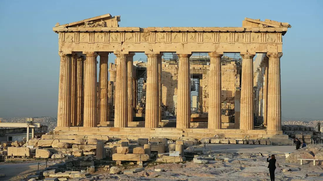 Die Akropolis mit dem Parthenon auf einem Felsen oberhalb von Athen. - Bild: Soeren Stache/dpa