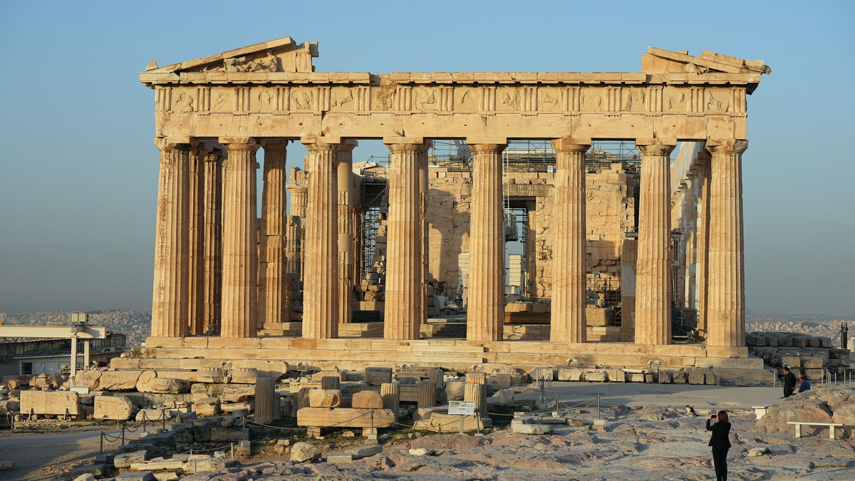 Die Akropolis mit dem Parthenon auf einem Felsen oberhalb von Athen. - Foto: Soeren Stache/dpa