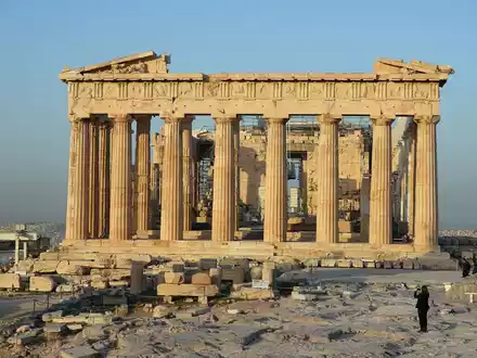 Die Akropolis mit dem Parthenon auf einem Felsen oberhalb von Athen. - Foto: Soeren Stache/dpa