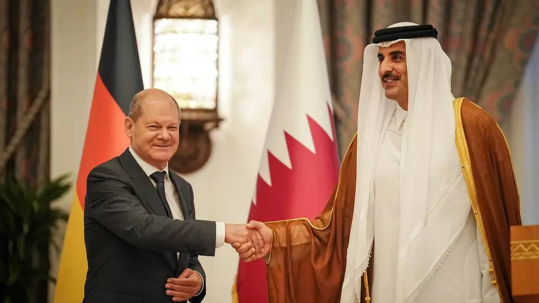 Handelspartner: Bundeskanzler Olaf Scholz und der Emir von Katar im September 2022 in Doha. - Bild: Kay Nietfeld/dpa