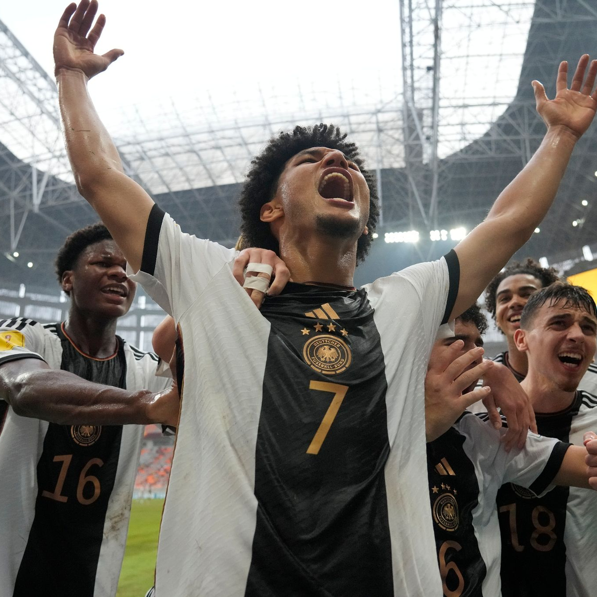 Die deutschen U17-Fußballer um Paris Brunner (M.) stehen im WM-Finale. - Foto: Achmad Ibrahim/AP/dpa