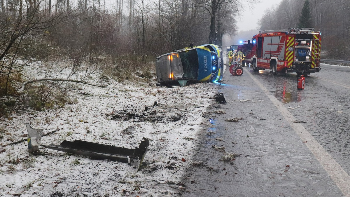 POL-HX: Glätteunfälle: Autos landen im Straßengraben - Foto: presseportal.de