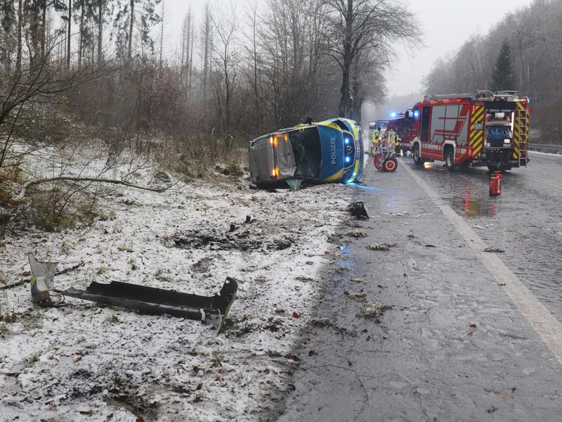 POL-HX: Glätteunfälle: Autos landen im Straßengraben - Foto: presseportal.de