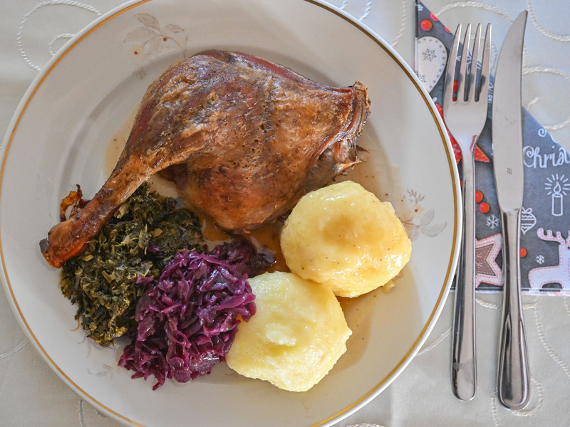 Bei Kontrollen von Entenfleisch in Deutschland sind in einem hohen Anteil der Proben Keime gefunden worden. - Foto: Patrick Pleul/dpa