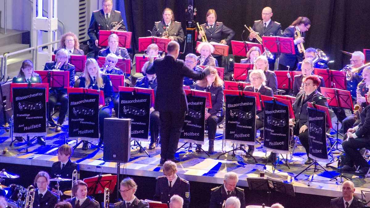 FW-RD: Feuerwehr macht Musik : Nordmarkhallenkonzerte gehen ins 51. Jahr - Foto: presseportal.de